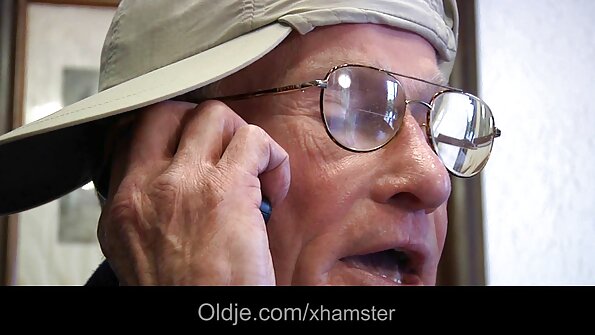 Две девојки лижат пичка пред објективот на камерата