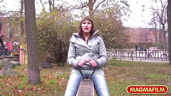 Бринета со огромни гради денес си игра соло