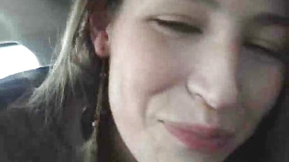 Плавуша со кратка коса се заебава во мократа пичка