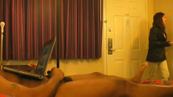 Обожавател на онлајн подкастер доаѓа во неговата куќа за див секс